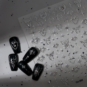 Autocollants ongles 3D argentés motifs cœur et papillon style gothique Y2K sur ongles noirs