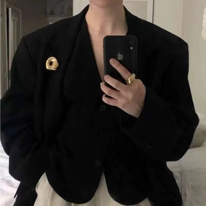 Minimalistische goldene geometrische Brosche und Ring am Model im Spiegel-Selfie