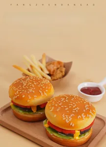 Makroaufnahme von realistischem PU-Kunstburger mit Sesambrot, Rindfleisch und Salat