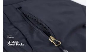 Detailansicht der Brusttasche mit robustem Reißverschluss und Kordelzug an der Outdoor-Weste