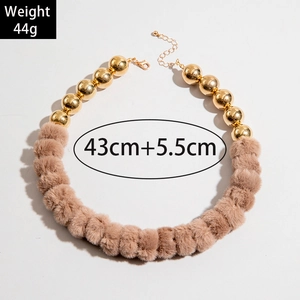 Collier choker perlé avec perles dorées et pompons en fausse fourrure marron