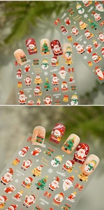 Dettaglio di adesivi 3D per unghie natalizie con Babbo Natale, fiocchi e motivi vari