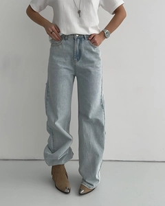 Détail du jean denim taille haute à jambe large en bleu clair avec coupe droite