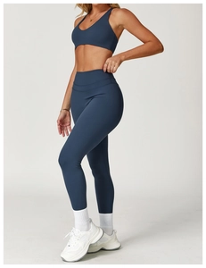 Détail d'un ensemble de yoga taille haute en tissu brossé élastique de couleur sarcelle