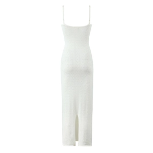 Détails du dos d'une robe longue blanche en maille avec fente arrière et coupe slim