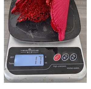 Weight measurement of 17g red glitter poinsettia petal for Christmas tree decoration