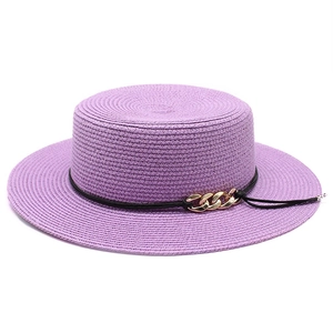 Détail du chapeau de paille violet à dessus plat avec chaîne décorative dorée