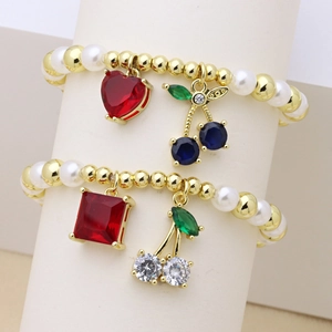 Elegante bracciale con perle, sfere dorate e ciondoli a forma di ciliegia e cuore