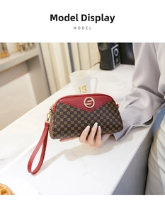 Détail de la pochette marron avec rabat rouge en V et logo métallique doré chic
