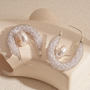 Elegant U-shaped mesh earrings with baroque pearl accents and silver metal mesh design