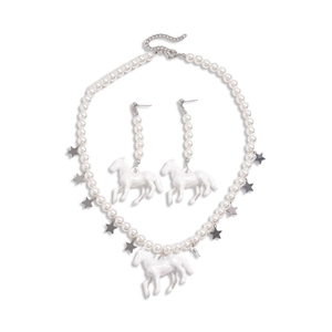 Parure collier en perles avec pendentifs cheval en résine et étoiles sur fond blanc