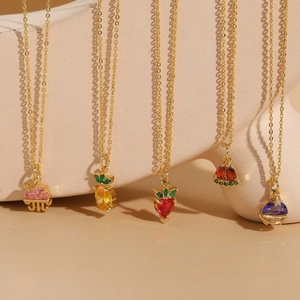 Colliers dorés avec pendentifs colorés en forme de méduse, ananas et fraise en zircon