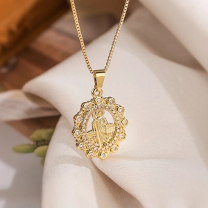 Collana con pendente Maria placcata in oro 18K con zirconi su morbida seta