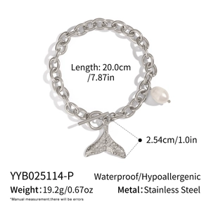 Vue détaillée du bracelet en acier inoxydable avec pendentif queue de poisson et perle