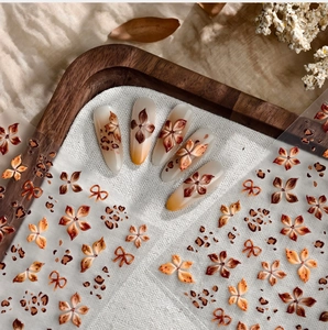 Makro-Detail von Retro-Nagelaufklebern mit Leopardenmuster und floralen Relief-Designs