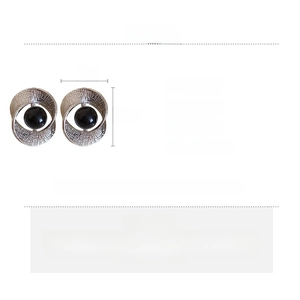 Detailansicht verdrehter Silber-Ohrringe mit schwarzen Perlen und 2,5x2cm Abmessungen