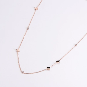 Collier en or rose avec pendentifs papillon et accents de cristaux de zircon clair