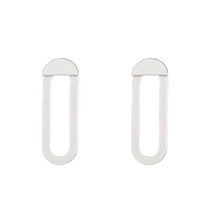 Dettaglio di orecchini geometrici argento con pendenti a barra a forma di U su sfondo bianco
