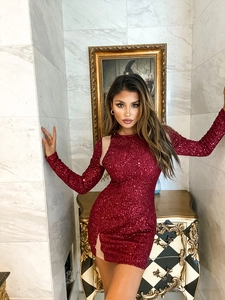 Détails de la robe mini à paillettes bordeaux avec découpes en maille et manches longues