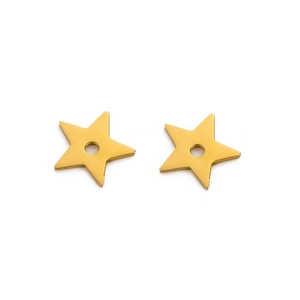 Gros plan de pendentifs en étoile dorés en acier titane avec trou central pour bijoux DIY