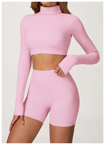 Detail der nahtlosen Nähte und des rosa gebürsteten Stoffs des Yoga-Crop-Tops