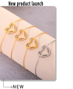 Dettaglio di bracciali a cuore con pavé di zirconi scintillanti e placcatura in oro PVD