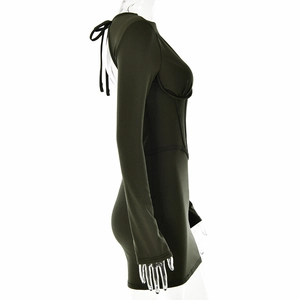 Vue de profil de la mini robe vert olive avec coutures corset et lien au dos