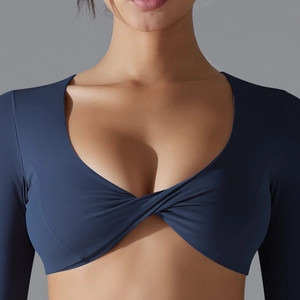 Dettaglio del top da yoga blu scuro con un design unico a nodo intrecciato sullo scollo
