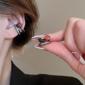 Vue détaillée de la manchette d'oreille étoile zircon rouge avec anneaux plaqués noirs