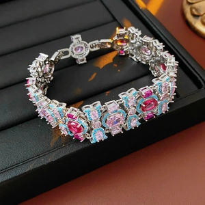 Vue détaillée d'un bracelet vintage en argent avec pierres précieuses roses et rouges
