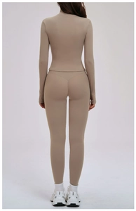 Détail d'ensemble de yoga montrant la couture flatteuse en V et l'effet galbant fessier