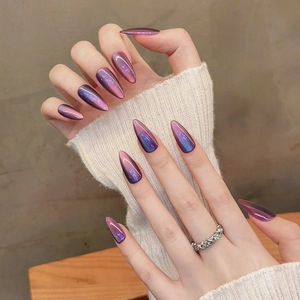 Ongles press-on oeil de chat violet foncé en forme d'amande longue avec effet galaxie