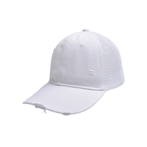Detalle de sarga de algodón lavado blanco y malla transpirable en gorra de béisbol vintage