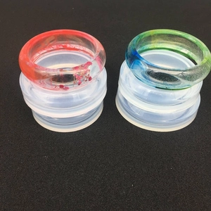 Vista macro di stampi in silicone per resina con anelli di fiori secchi e sfumati