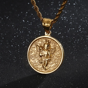Pendentif ange cupidon en acier inoxydable doré avec chaîne torsadée sur fond noir