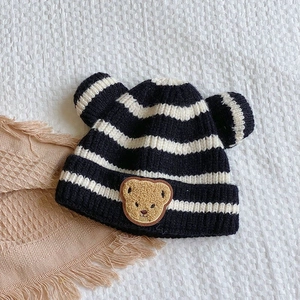 Bonnet en tricot rayé pour bébé avec patch ours et oreilles 3D pour l'hiver au chaud