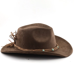 Détail du chapeau de cowboy en suédine marron avec bande tressée et perle bleue