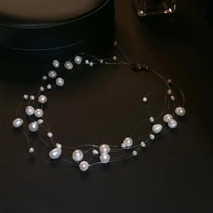 Collier multicouche en perles d'eau douce avec perles blanches sur fils tissés noirs