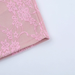 Detalle de encaje floral rosa con forro suave en un vestido de manga acampanada