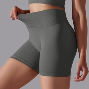 Détail de la taille haute côtelée du short de yoga sans couture montrant son élasticité