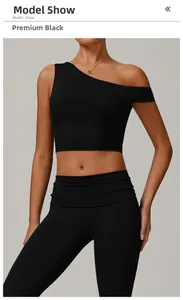 Détail de la brassière de yoga asymétrique noire et du legging de sport taille haute