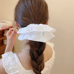 Gros chouchou en tissu blanc avec volants plissés multicouches pour coiffure de femme