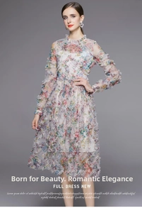Detalle del vestido maxi de gasa floral con mangas largas y diseño de volantes en capas