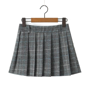 Dettaglio mini gonna a pieghe scozzese grigia con trama in tweed e passanti per cintura