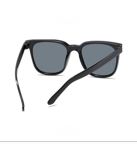 Vue détaillée latérale et arrière de lunettes de soleil carrées noires pour enfants