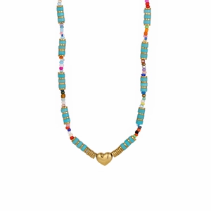 Détail du pendentif cœur doré avec perles turquoise et multicolores style bohème