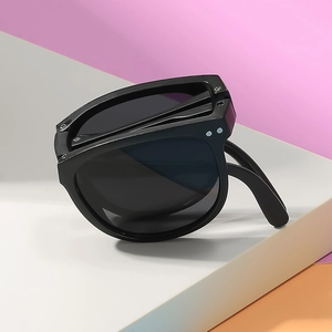 Lunettes de soleil pliables noires pour enfants avec protection UV sur fond géométrique