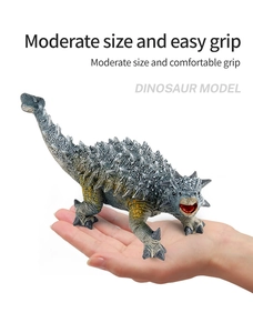 Modelo realista de dinosaurio Anquilosaurio con púas sostenido en mano para escala