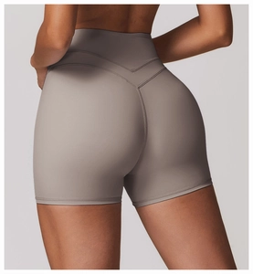 Détail du short de yoga taille haute avec couture en V et effet galbant fessier