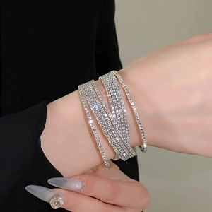 Detailopname van glanzende zilveren wikkelarmband met fonkelende zirkonia stenen